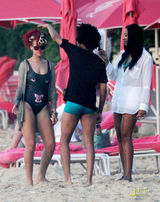 组图：蕾哈娜海边戏水被拍 穿露背比基尼秀纹身