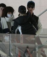 组图：张亮全家现身机场 天天被粉丝吓哭