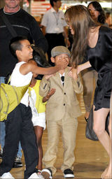 组图：茱莉携四孩子亮相 女儿中性打扮酷似皮特