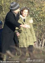 组图：凯特莫斯遭老公强吻不悦 吞云吐雾显老态