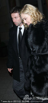 高清图：麦当娜现身柏林 小男友恩爱相伴