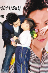 组图：谁是超级星爸潜力股？萌宝宝融化硬汉