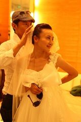 组图：吴岱凝婚纱店挑婚纱 导演赵燕国彰相伴