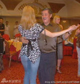 组图：赵本山夜搂洋妞跳舞 玩二人转兴致高涨