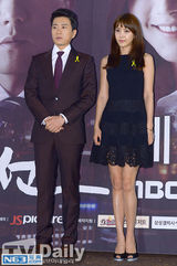 组图：金明敏朴敏英系黄丝带宣传《改过迁善》