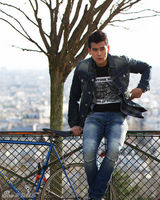 组图：彭于晏街拍时尚大片 活力动感十足