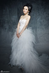 幻灯图：孟茜登婚庆杂志 百万新娘造型高贵甜美