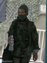 组图:朱莉养子马克多斯迷彩服配散弹枪帅气十足