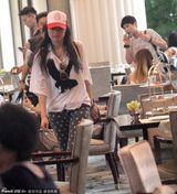 组图：舒淇会友喝下午茶遇黑衣男搭讪