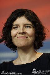 《孤儿》发布会全女子兵阵容 导演马里-库特泽微笑