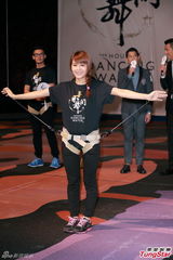 组图：郭富城电单车耍帅助阵《水舞间》三周年