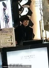 组图：马伊琍独自逛街表情落寞网友称血拼减压