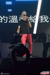 组图：巫启贤与女儿合唱 草蜢曾志伟助阵