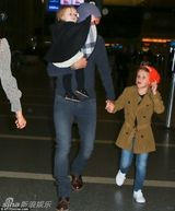 组图：贝克汉姆一家现身机场 小七穿斗篷萌态十足