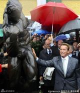 组图：施瓦辛格携子回家乡奥地利 撑红伞排场大