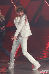 组图：东方神起开唱 劲歌热舞粉丝high不停