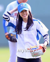 组图：韩滑冰公主金妍儿为棒球赛开球 展露灿烂笑容