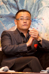 幻灯图：张静初深V裙展妩媚 黄晓明露无厘头坏笑 