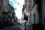组图：姜武欧洲小镇街拍 简约搭配玩转时尚