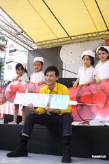 组图：严爵MV中谈恋爱 假戏真吻被漏拍