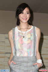 组图：豆花妹索女女吻 亲管罄锁骨喊不够