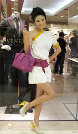 幻灯图集：安以轩拎名包做代言 豪掷数万血拼到爽