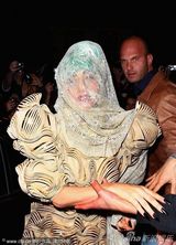 组图：LadyGaga铠甲裙现身悉尼夜店 头罩白纱变妖姬