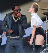 组图：塞勒斯开唱秀长腿 男女通吃与辣妹调情