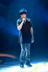 高清图：《劲歌金曲》录影 汪明荃造型火辣