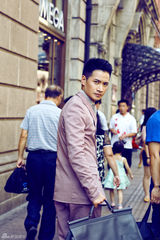 组图：何晟铭上海滩风情大片化身英伦绅士