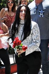 组图：LadyGaga身着高领毛衣金鸡独立引围观