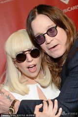 组图：格莱美关怀奖女星竞艳 GaGa古典装被强抱