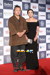 组图：《圣殇》导演金基德携主演赵宰贤赵敏秀亮相