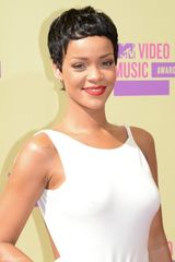 组图：小天后蕾哈娜优雅白裙扮女神