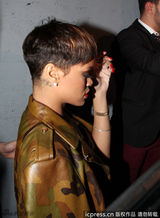 组图：蕾哈娜穿迷彩拜访夜店 众星捧月气场强