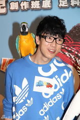 组图：农夫二子也怕蟑螂 蔡慧敏以超低胸裙亮相