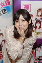 组图：三位AV女优宣传写真 辰已唯挤胸秀事业线