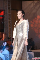 组图：亚姐大中华赛区泳衣秀 爆乳美腿一览无余