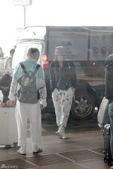 组图：秦岚棋盘裤现身机场 出国工作心情大靓