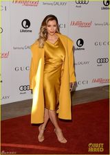 组图：卡戴珊土豪金裙巨乳难挡凸点见客