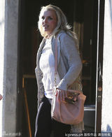 组图：单身布兰妮素颜逛街 脸部松弛显老态