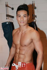 组图：亚洲先生闹市裸身宣传 热门选手大秀腹肌