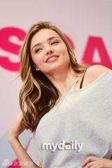 组图：米兰达可儿出席代言活动 运动装扮显身姿