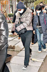 幻灯图：尹志强遗体火化 米雪情绪崩溃哭断肠