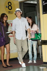 组图：陶晶莹一家三口看戏 曾宝仪天心无男伴