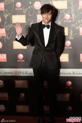 组图：关之琳张柏芝红毯比拼 李敏镐帅气亮相