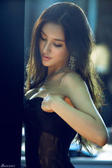 高清图：刘羽琦最新性感写真 半面示人魅惑秀酥胸