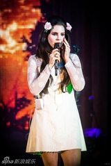 组图：打雷姐蕾丝白裙献唱 头戴玫瑰变花仙子