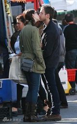 幻灯：安妮-海瑟薇和三流演员新男友当街亲吻