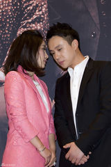 组图：秦海璐出席活动桃粉造型娇艳欲滴